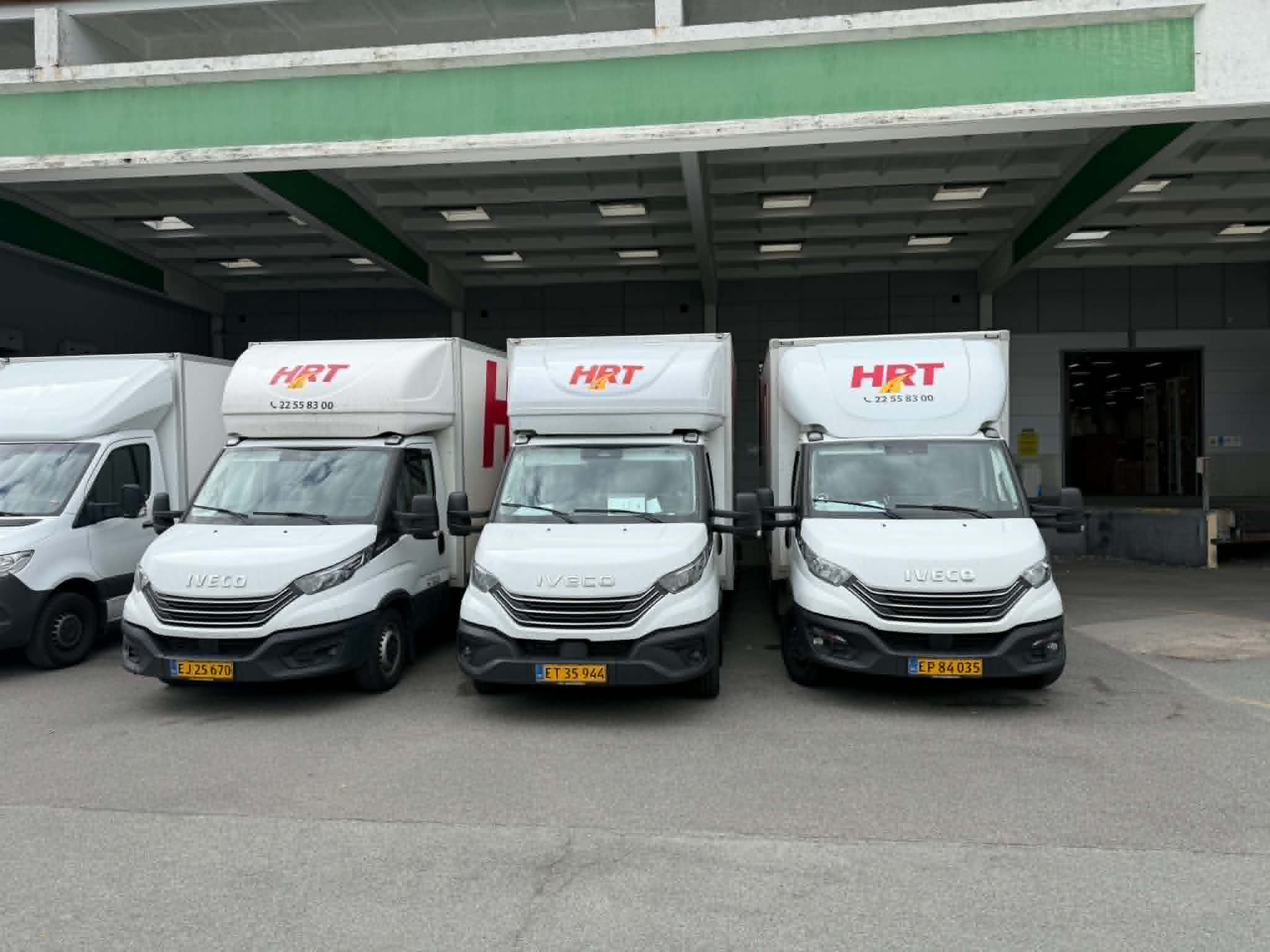 HR Transport varebiler klar ved læsserampen.